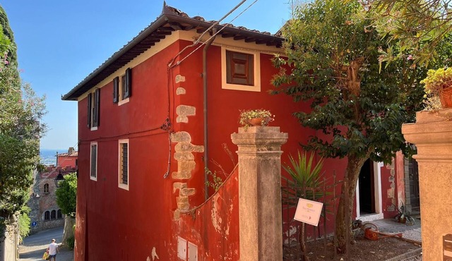 Apartment in the former 18th-century stables of Villa Sermolli