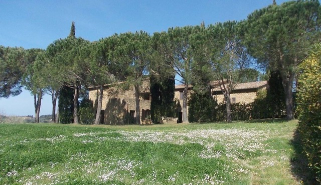 Apartment in a country house on a hill overlooking the sea with a large park and swimming pool