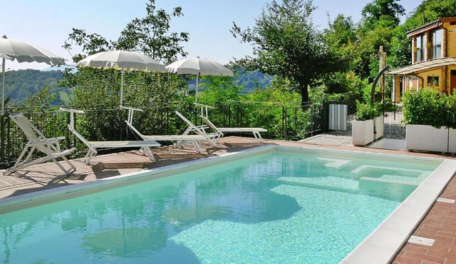 Apartment in Montefortino with communal pool