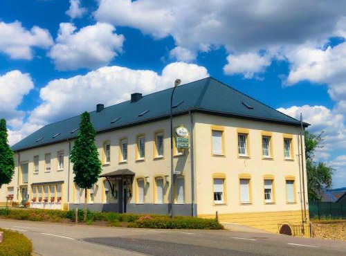 Apartment in Pellingen with parking