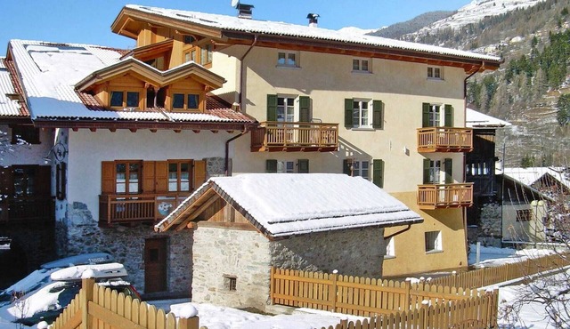 Apartment in Pellizzano with paid sauna