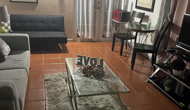 Apartment in the city, 5 minutes from the airport and the beach
