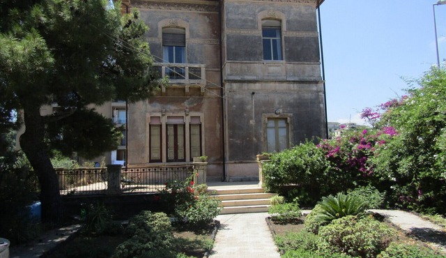 Apartment in Villa Liberty with garden overlooking Etna and near the sea