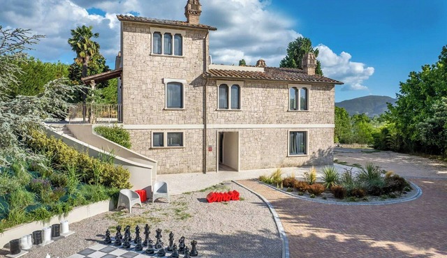 Apartment in villa with pool on Umbrian hills