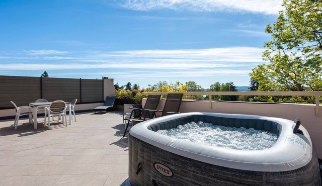 Apartment 'Jacuzzi E Vistalago' with Lake View, Wi-Fi and Air Conditioning