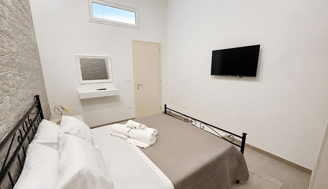 Apartment 'L'Aurora B&B - Suite Tramonto' with Shared Terrace, Wi-Fi and Air Conditioning