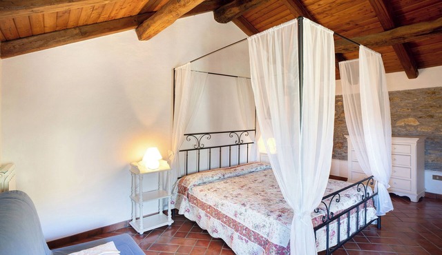 Apartment 'La Casa della nonna' with shared Pool, Garden and Wi-Fi