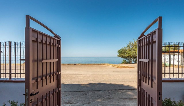 Apartment 'La Casa Davanti al Mare' near the beach with Wi-Fi