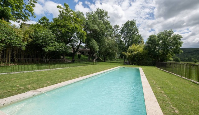 Apartment 'Le Maronnier' with Shared Pool, Wi-Fi and Air Conditioning