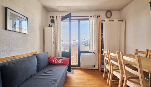 Apartment 'Le Val D' Huez - 5 Pers' with Mountain View and Balcony