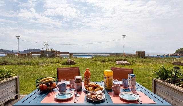 Apartment 'Les Pieds Dans L'eau' with Sea View, Private Terrace and Wi-Fi