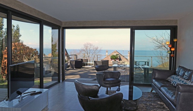 Apartment located in a pastoral setting with wonderful views of Lake Geneva