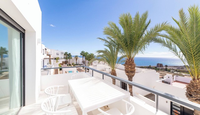 Apartment Macenas Palm House with Sea View, Shared Pool & Terrace