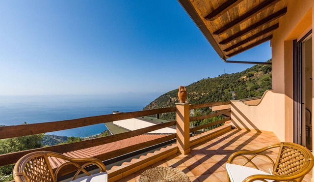 Apartment 'Mandorlo' with Sea View, Private Terrace and Wi-Fi