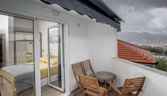 Apartment Mia - Two Bedroom Apartment with Balcony