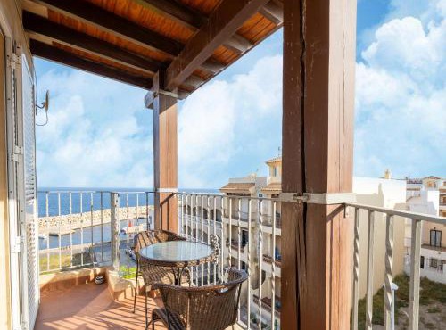 Apartment near the beach with sea views