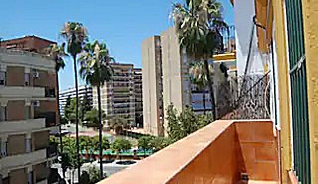 Apartment on 3rd floor, in commercial and leisure area. Good location.