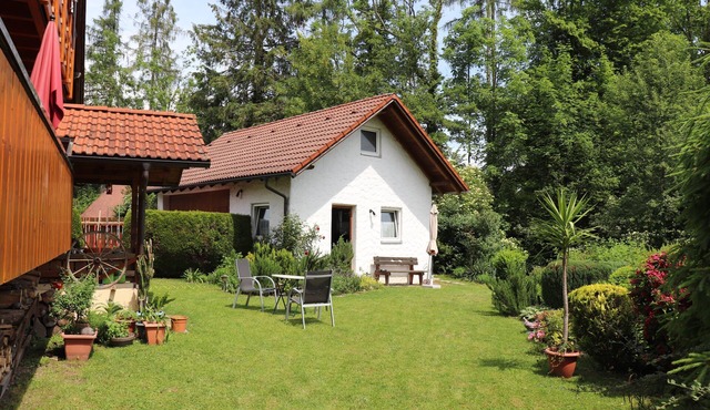 Apartment 'Red' with Shared Garden, Balcony and Wi-Fi