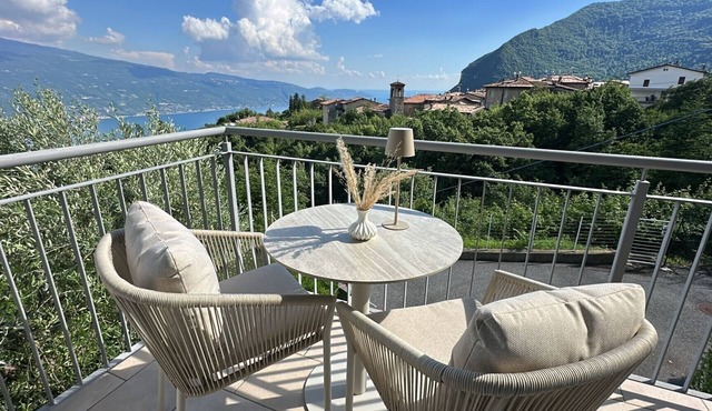 Apartment 'Residence La Villa Diamante' with Lake View, Shared Pool and Wi-Fi