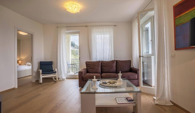 Apartment 'Residence La Villa Diamante' with Lake View, Pool & Wi-Fi