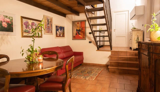 Apartment 'Romantica Corte Degli Estensi' with Private Terrace, Wi-Fi and Air Conditioning