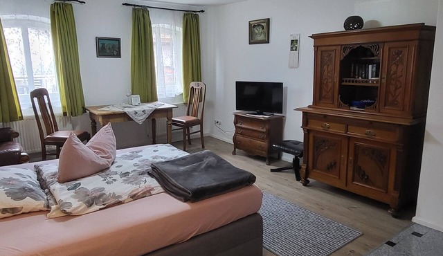 Apartment Roswitha mit Badewanne und Blick auf den Bach