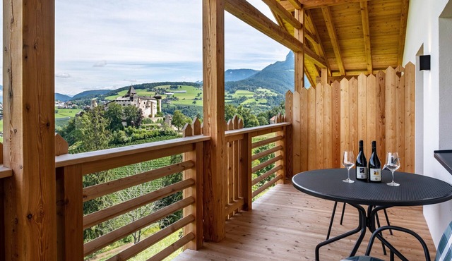 Apartment "Schlosshof Hänsel und Gretel" with Mountain View, Balconies & Wi-Fi