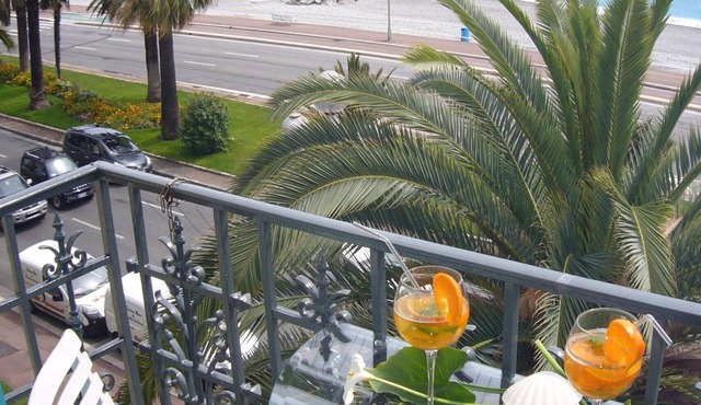 Apartment seafront on the 'Promenade des Anglais' with garage