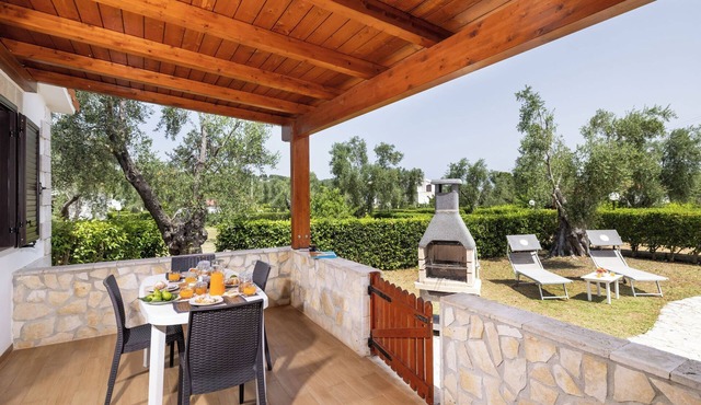 Apartment "semi-detached Villa" for 5/6 person on the ground floor with separate entrances and with square meters 150 private Garden with Barbecue and Sunbeds