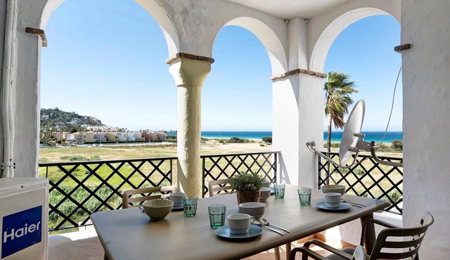 Apartment "Semifrontal con vistas Zahara" near the beach with sea view, pool & Wi-Fi