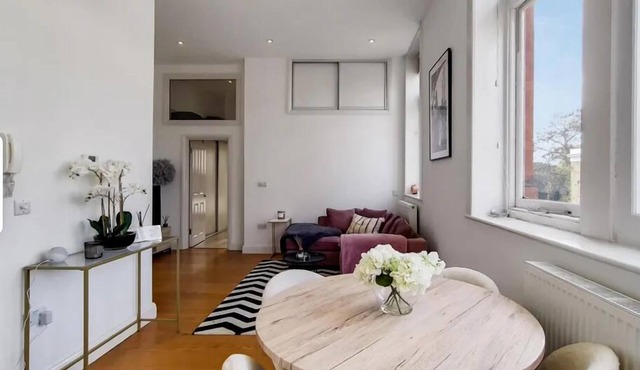 Apartment Sleeps 2 with Free Parking