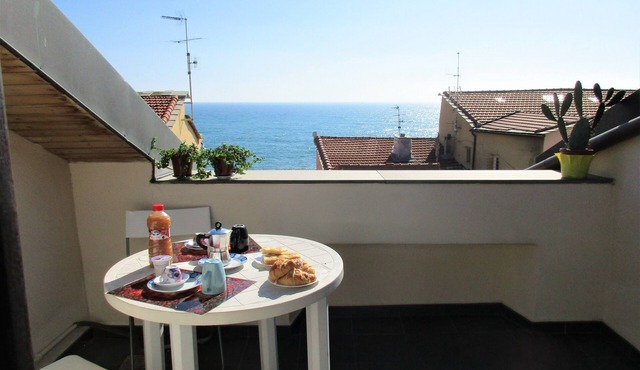 Apartment sleeps 5 with sea view terrace, distance to the beach 50 m