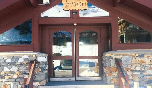 APARTMENT sleeps 4. TRACK FEET. Departure and return to ski. Studio cabin.