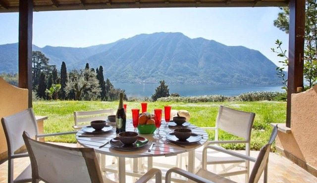 Apartment sleeps 8 with amazing lake views