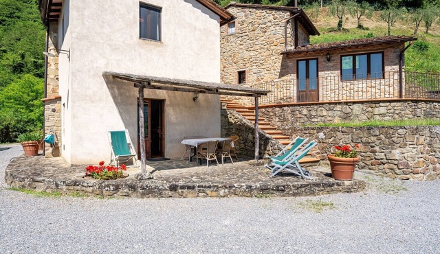 Apartment 'Sondino I Cinghiali' with Mountain View, Shared Pool and Wi-Fi