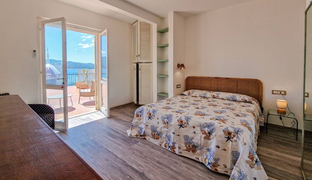 Apartment 'Terrazza Sul Mare' with Sea View, Wi-Fi and Air Conditioning