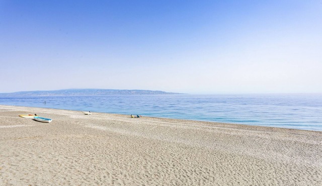 Apartment 'Vacanza Sole Mare' with Balcony and Air Conditioning