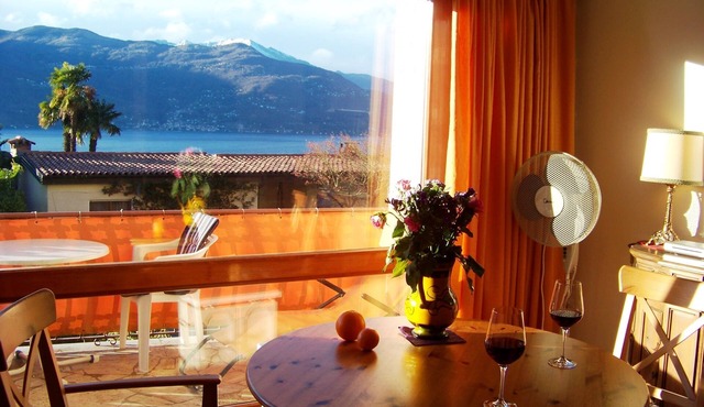 Apartment with a superb lake view, pool and two balconies