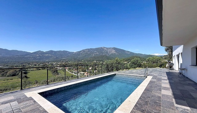 Apartment with a private pool and views of the sea and mountains