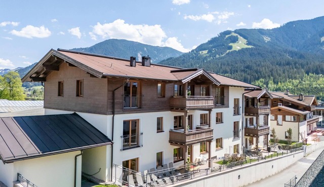 Apartment with a spa next to the gondola