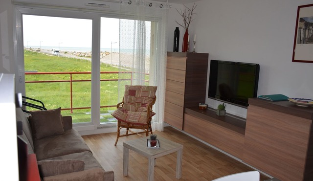 Apartment with balcony, overlooking the sea and cliff, facing south.