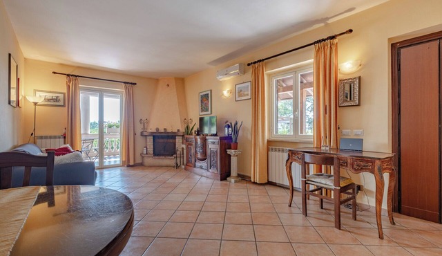 Apartment with balcony in the Roman countryside