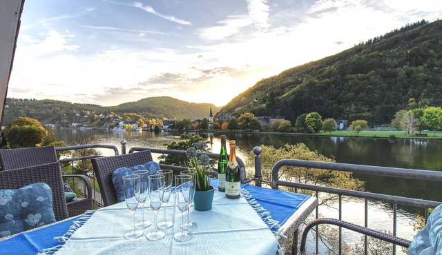 Apartment with balcony directly on the banks and with a view of the Moselle