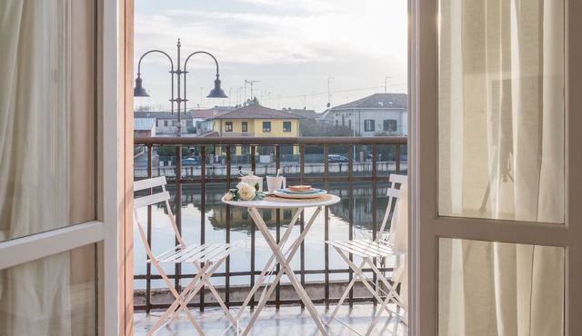 Apartment with balcony on the Po river