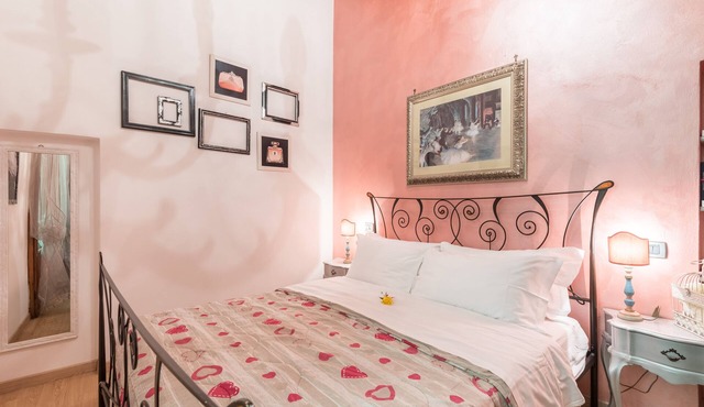 Apartment with balcony in the historical centre of Florence. Renewed in 2019.