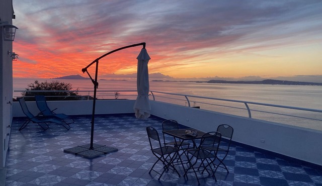 Apartment with breathtaking terrace vesuvius/sorrentine peninsula view