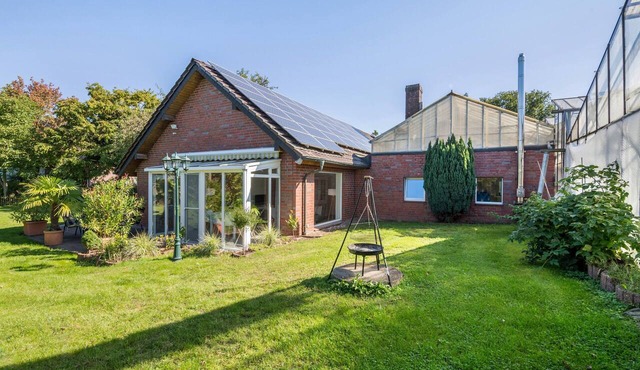 Apartment with Conservatory near Movie Park, Private Terrace, and Wi-Fi