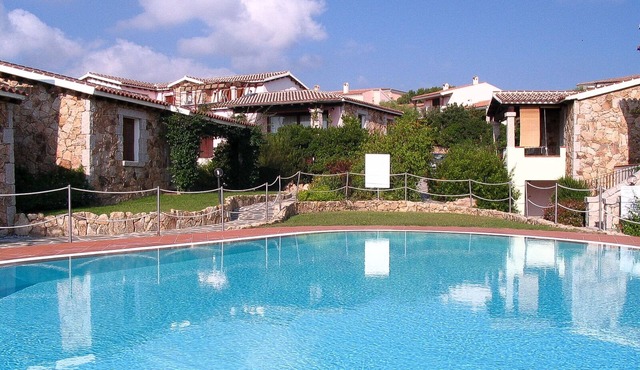 Apartment with garden and wi-fi in residence with swimming pool