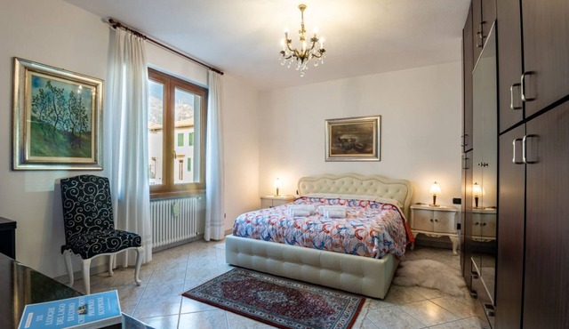 Apartment with garden in the center of Dongo - Larihome