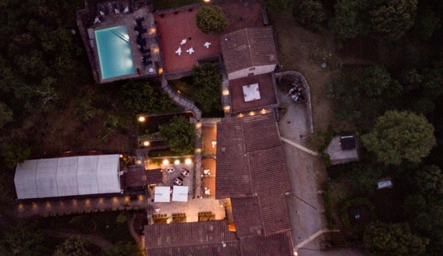 Apartment with hot tub, private pool, sauna, A/C, WIFI, TV, patio, panoramic view, close to Siena